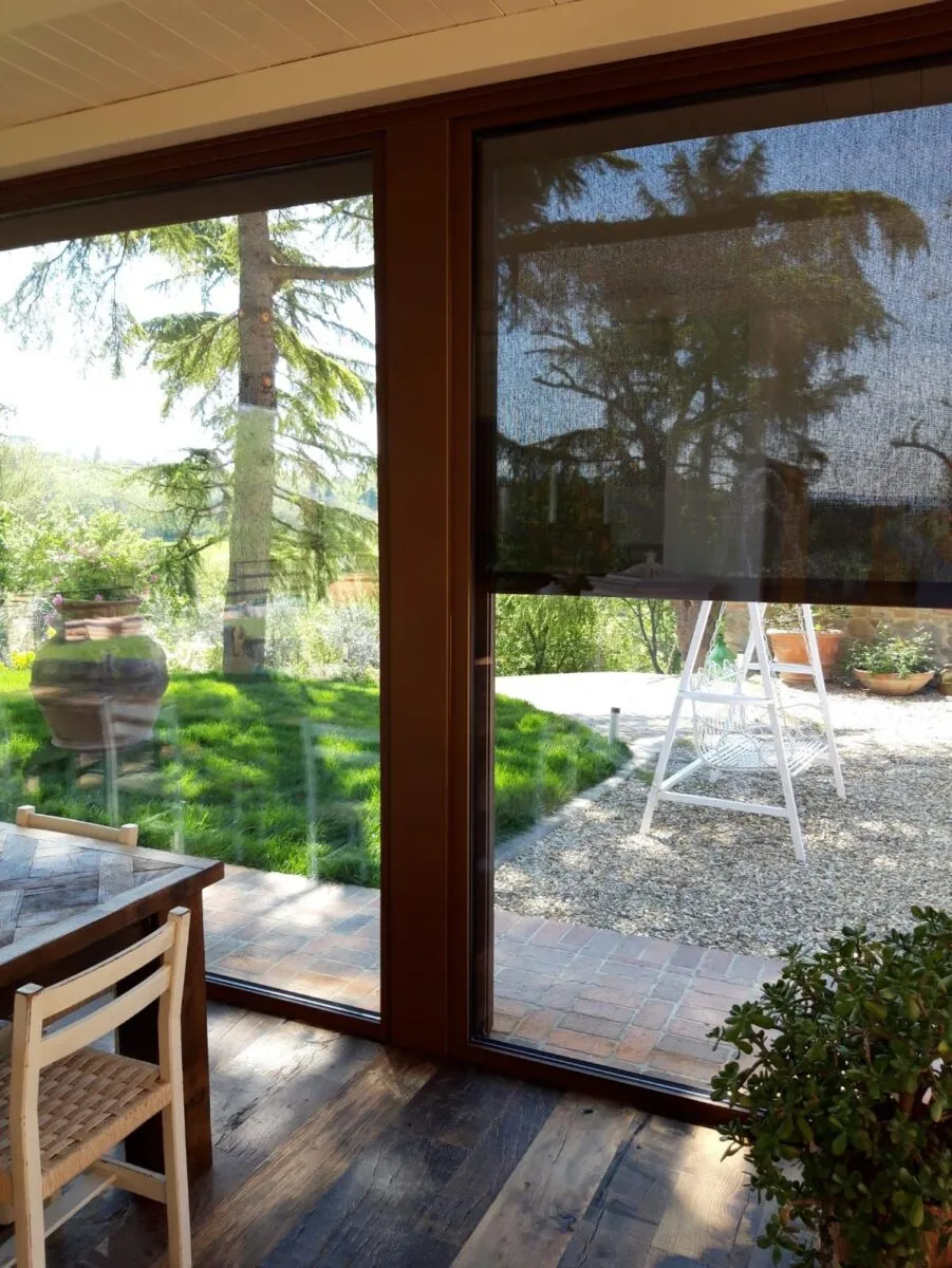 Porta in legno con finitura a doghe